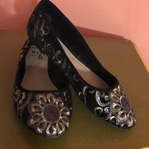 Mix NO 6 black and Gold flats size 7.5